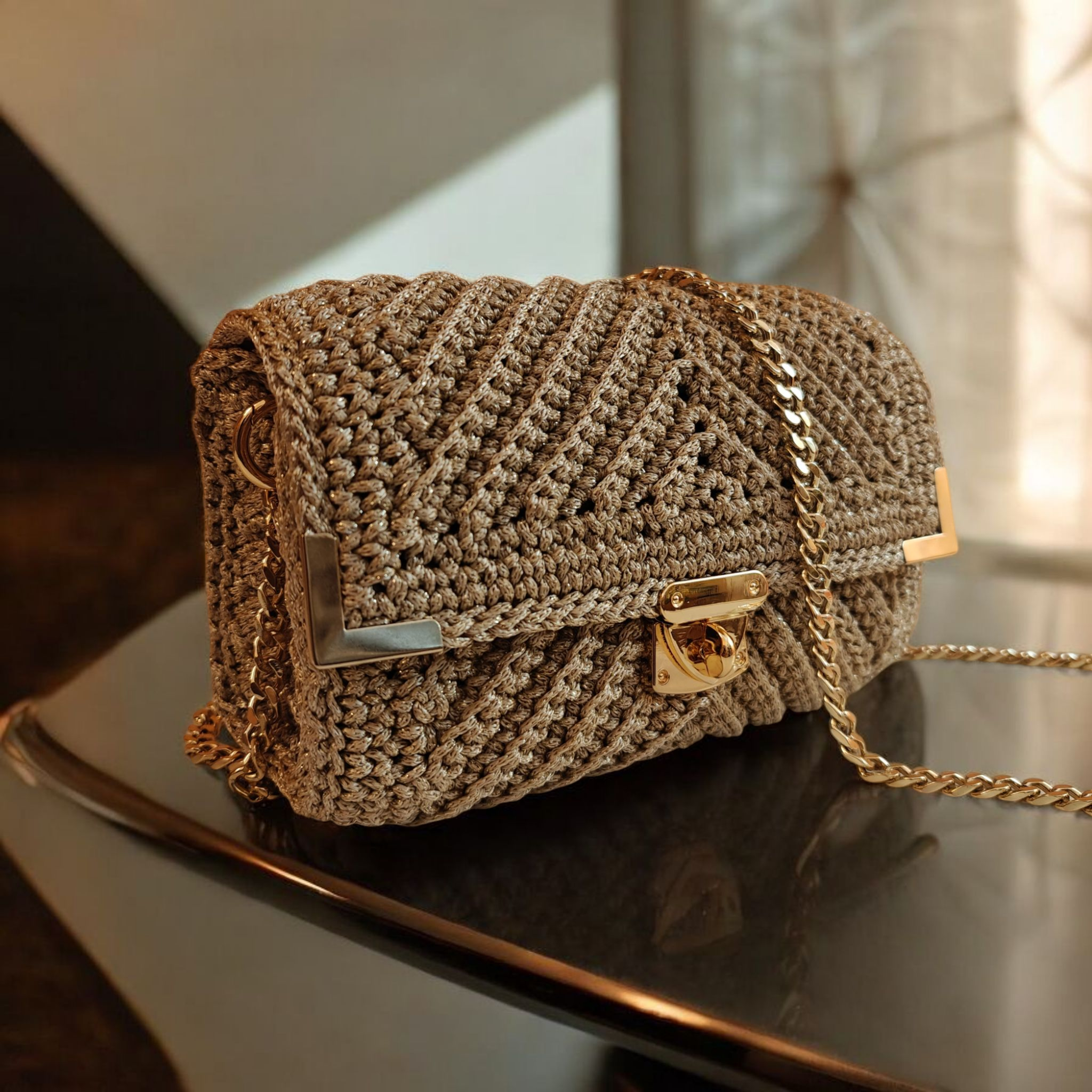 Custommade - Χρυσαφί τσαντάκι με ανάγλυφη πλέξη "V"