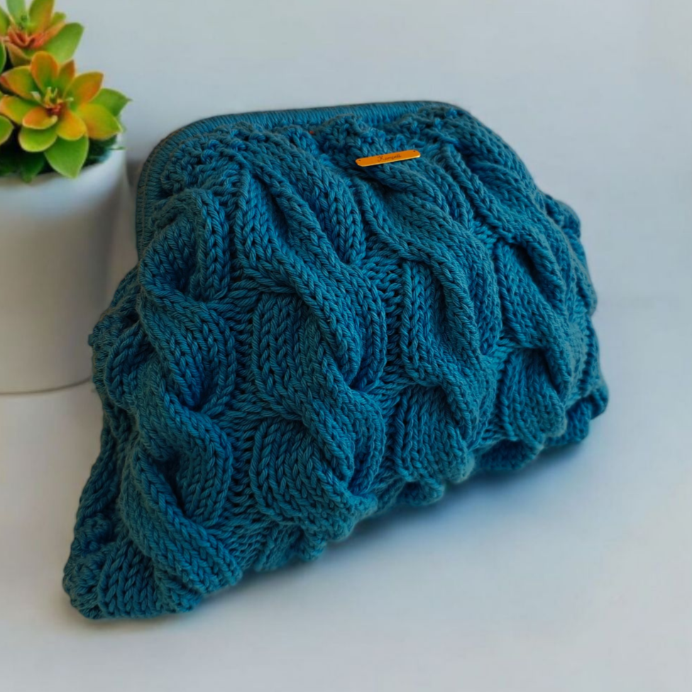 Custommade - Oλόπλεκτο τσαντάκι pochette γαλάζιο με σχέδιο κοτσίδες