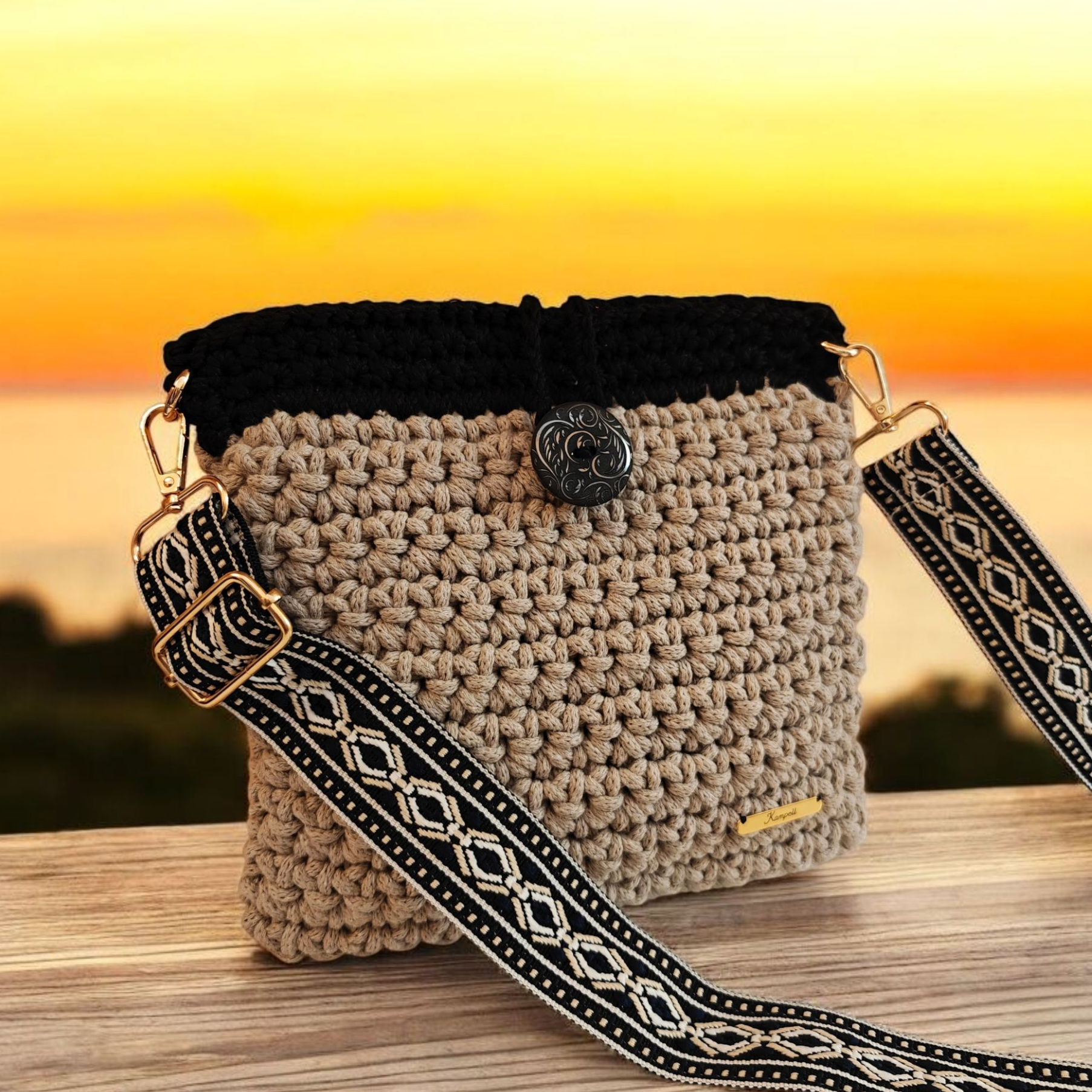 Ολόπλεκτο τσαντάκι μπεζ-μαύρο με ιμάντα