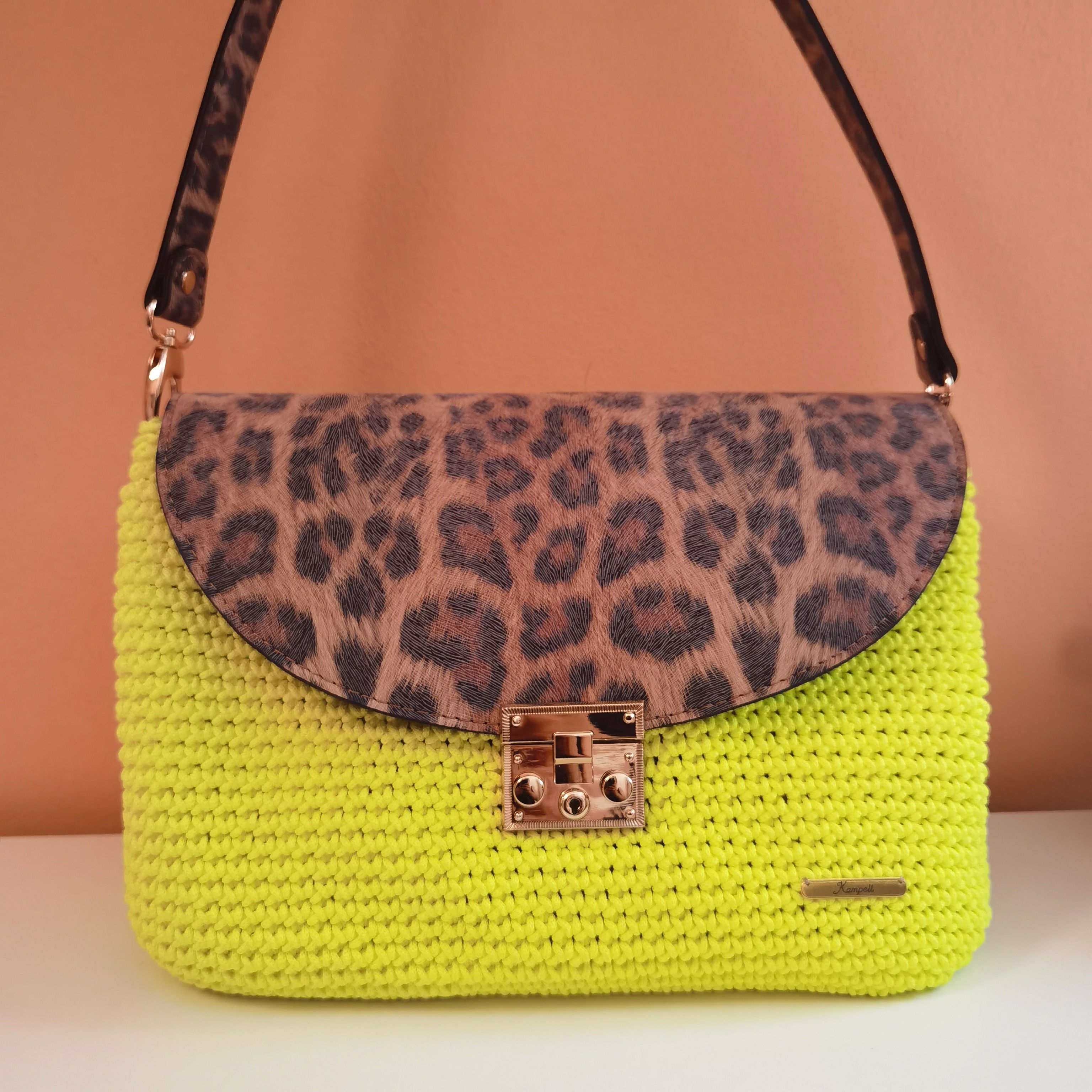 Πλεκτή τσάντα κίτρινο φλούο με καπάκι & χεράκι leopard (μοναδικό κομμάτι)