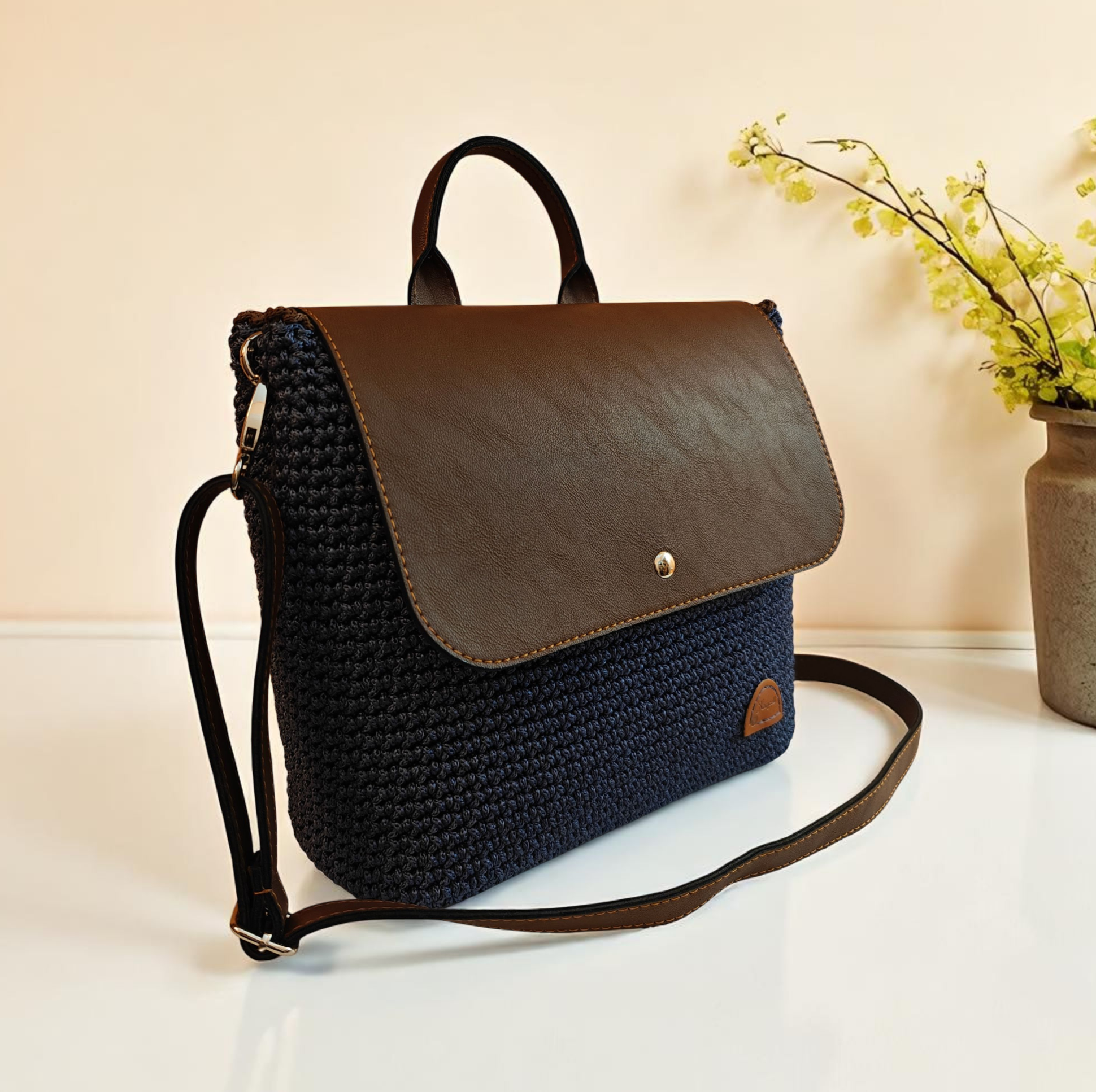 Custommade - Πλεκτή τσάντα μπλε τζιν με καφέ καπάκι (μεσαίο μέγεθος)