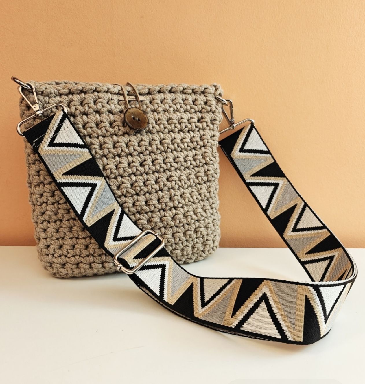 Ολόπλεκτο τσαντάκι μπεζ με ιμάντα