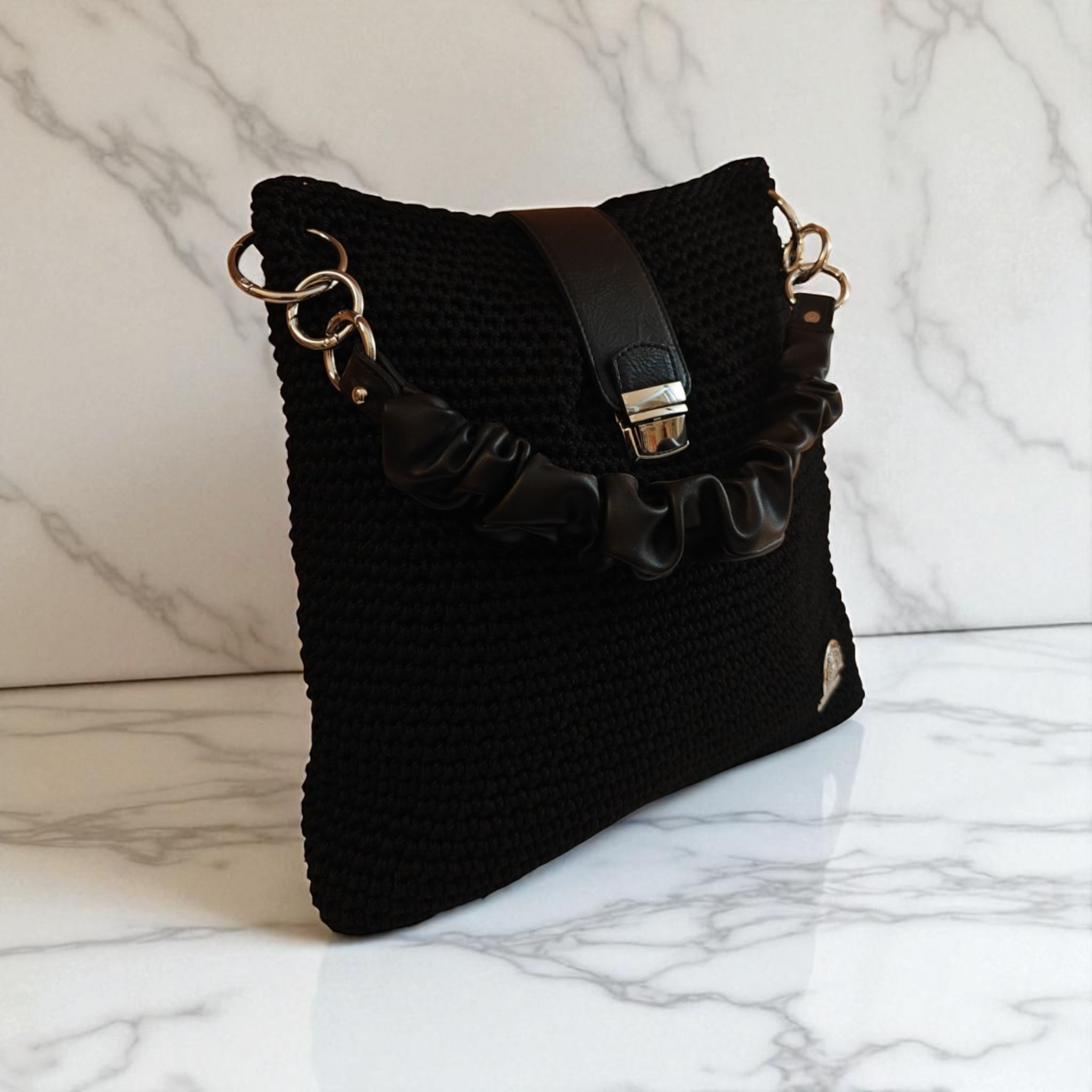 Custommade - Ελαφριά τσάντα ώμου μαύρη με γλωσσάκι