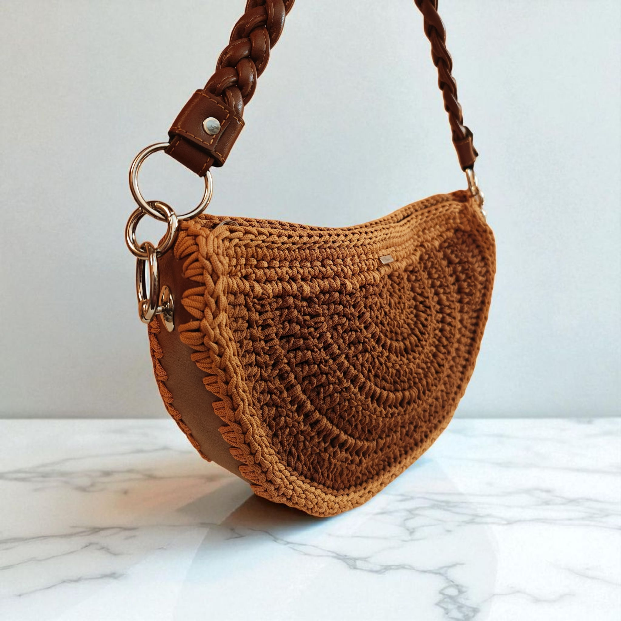 Ταμπά τσάντα "halfmoon" με χεράκι ώμου κοτσίδα