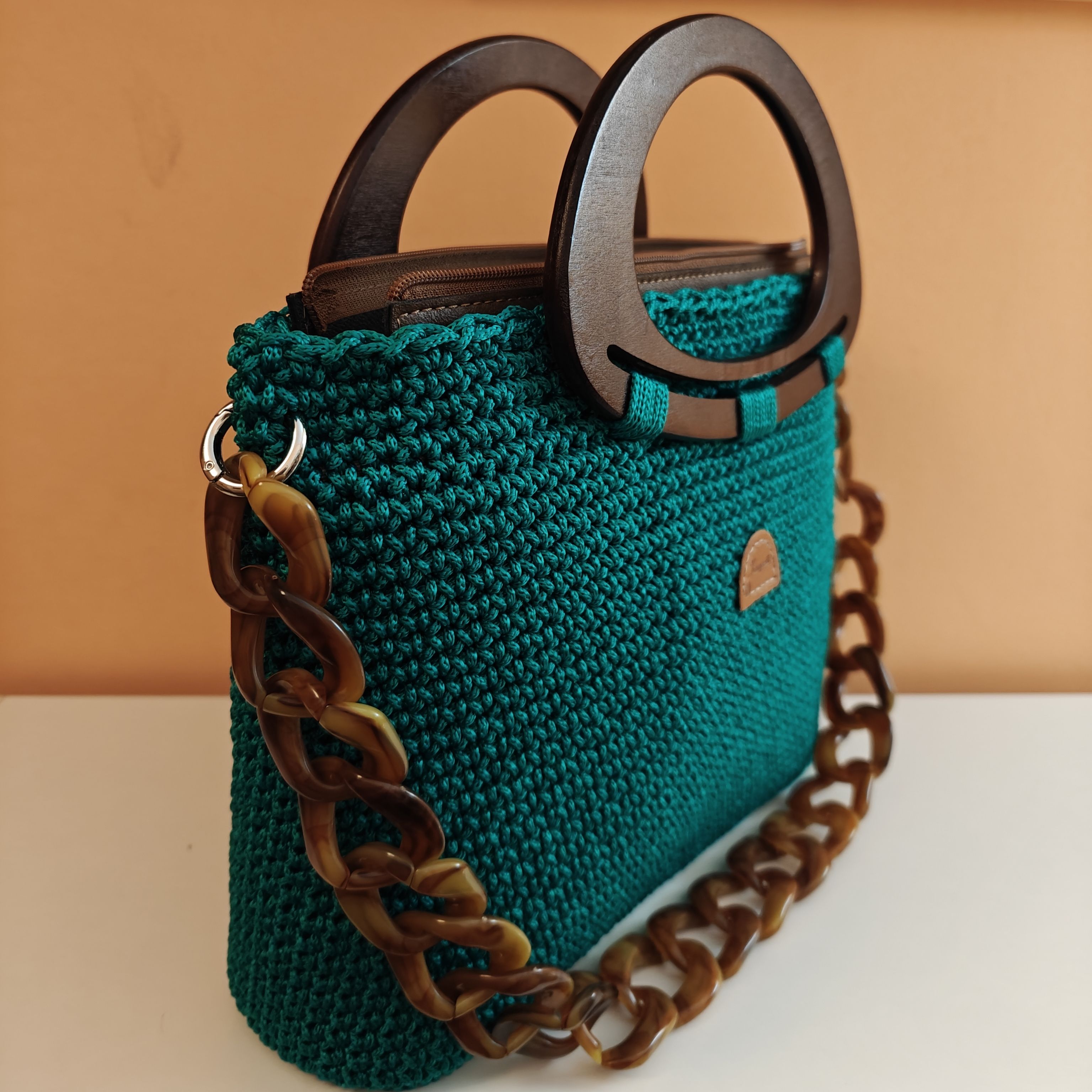 Τote bag σμαραγδί με δερμάτινο φερμουάρ, ξύλινα χεράκια & κοκκάλινη αλυσίδα