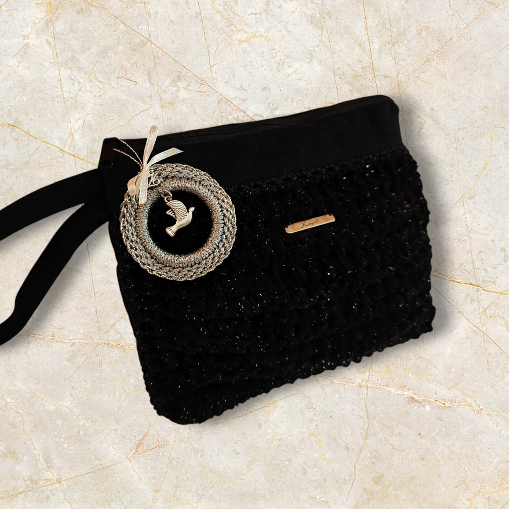 ΣΕΤ: Τσαντάκι καρπού βελουτέ μαύρο μεταλλιζέ & γούρι '26