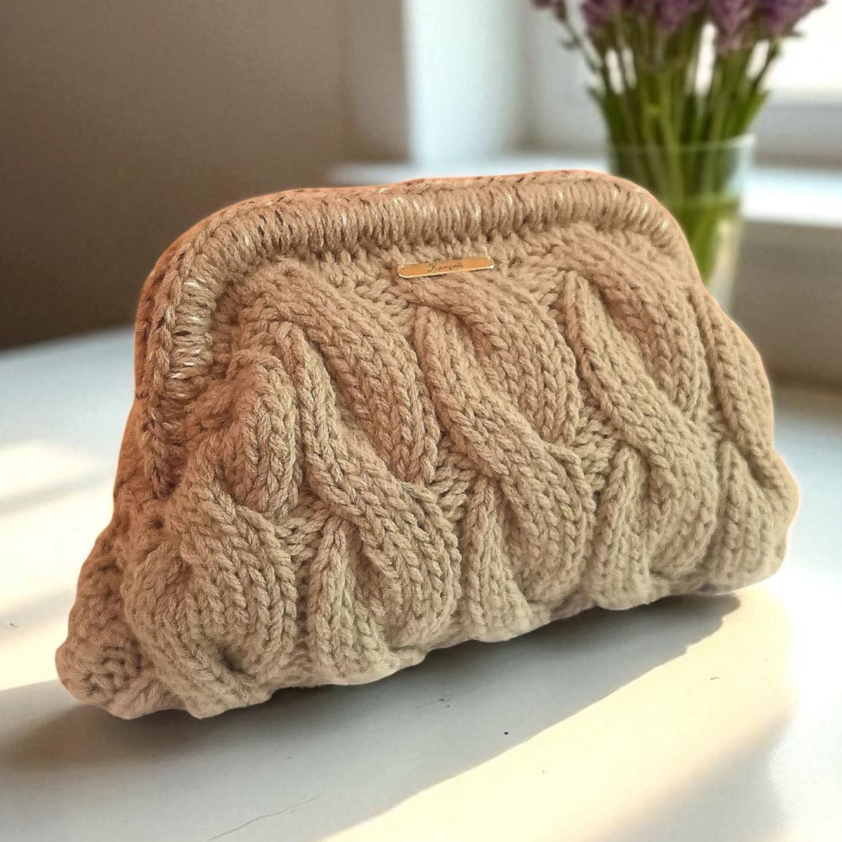 Oλόπλεκτο τσαντάκι pochette φυστικί με σχέδιο κοτσίδες