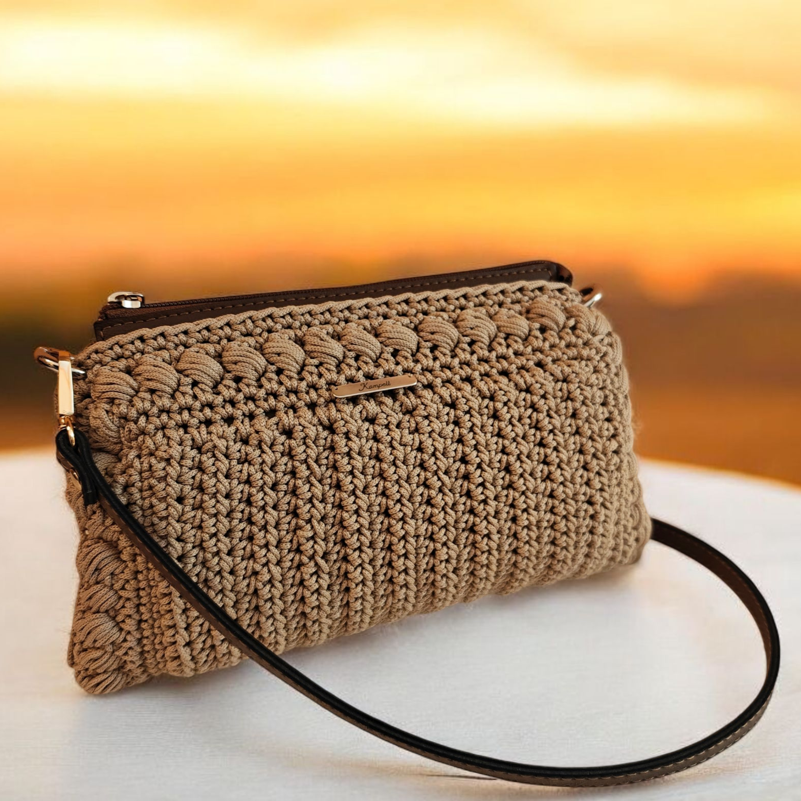 Πλεκτό τσαντάκι χιαστί μπεζ με δερμάτινο eco φερμουάρ