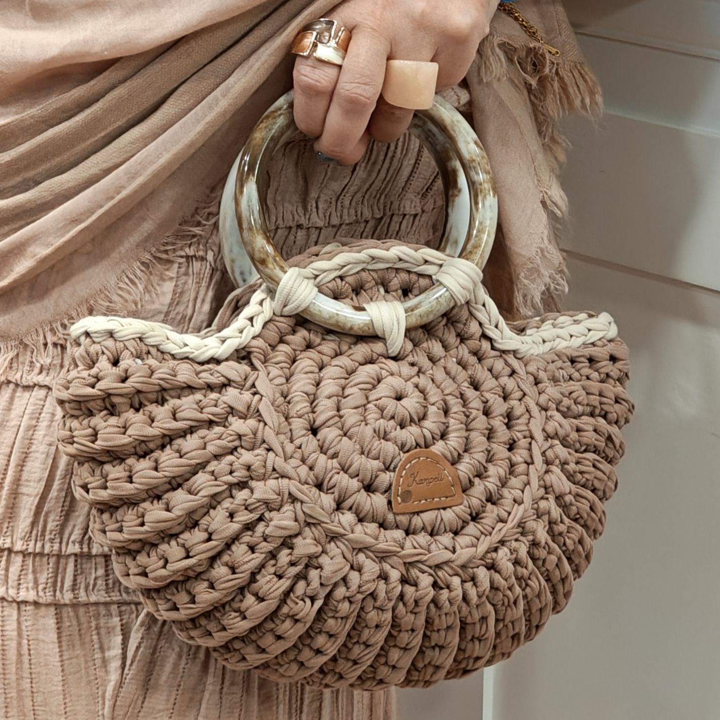 Shell bag μόκα με κοκκάλινα χεράκια καρπού