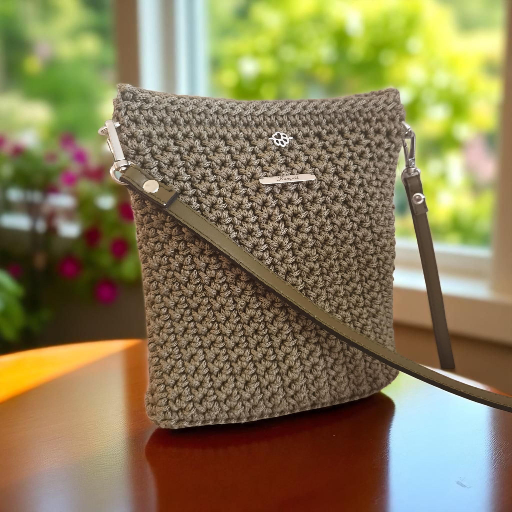 Πλεκτο τσαντάκι λαδί με λεπτό λουράκι χιαστί