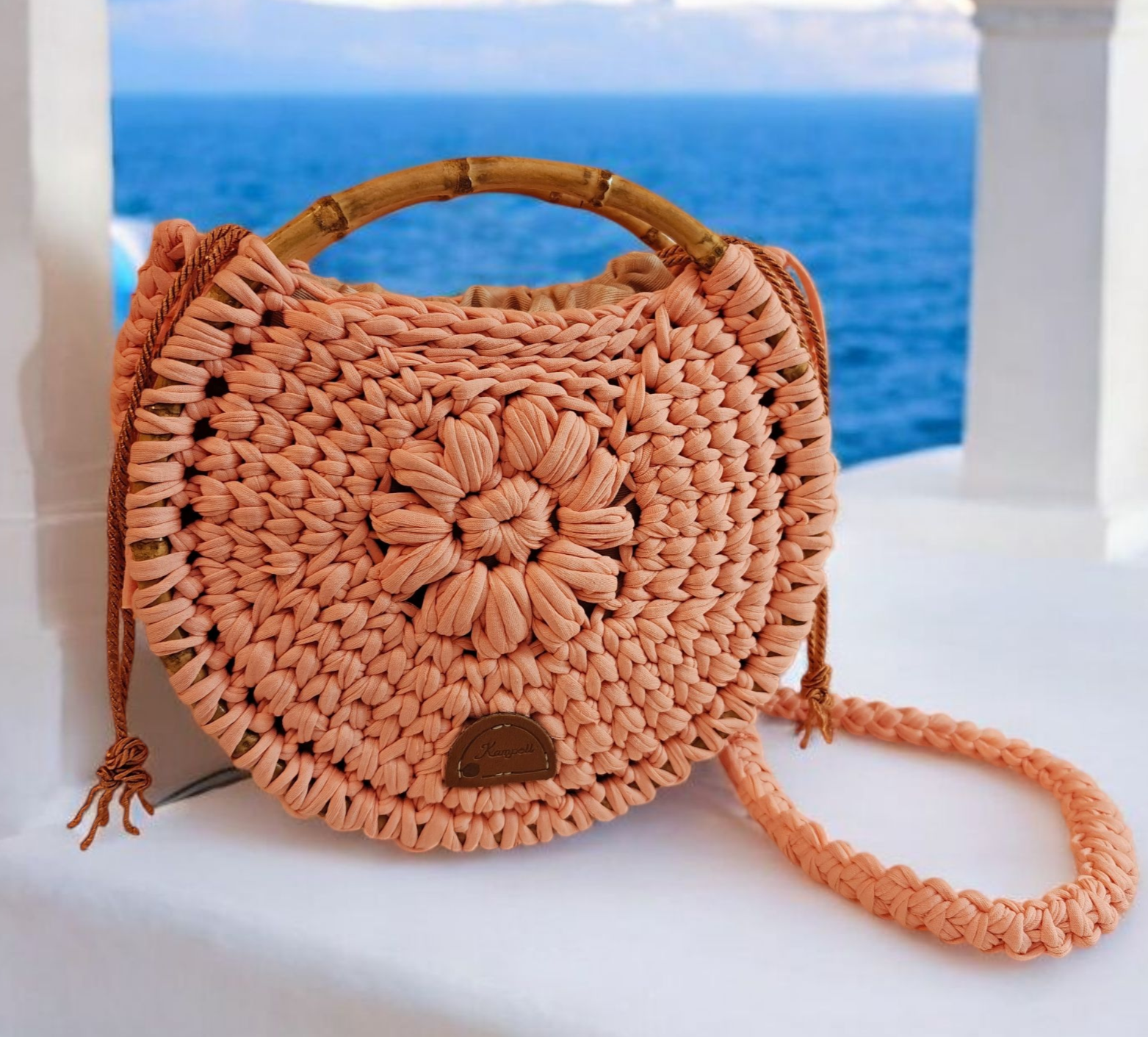 Στρογγυλό τσαντάκι σομόν με μπαμπού χεράκια