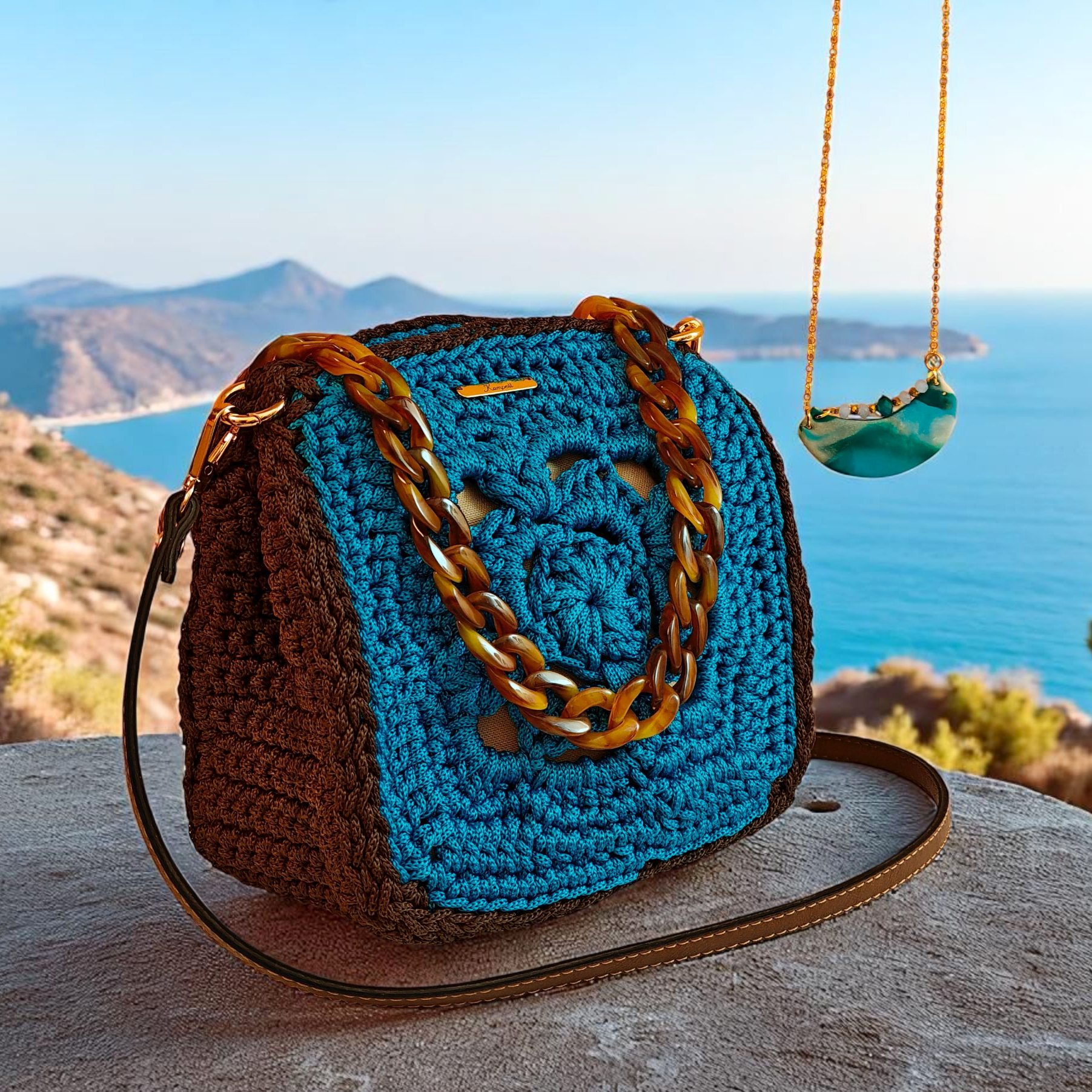 Πλεκτό τσαντάκι τυρκουάζ-καφέ με λουράκι χιαστί & κοκκάλινη αλυσίδα