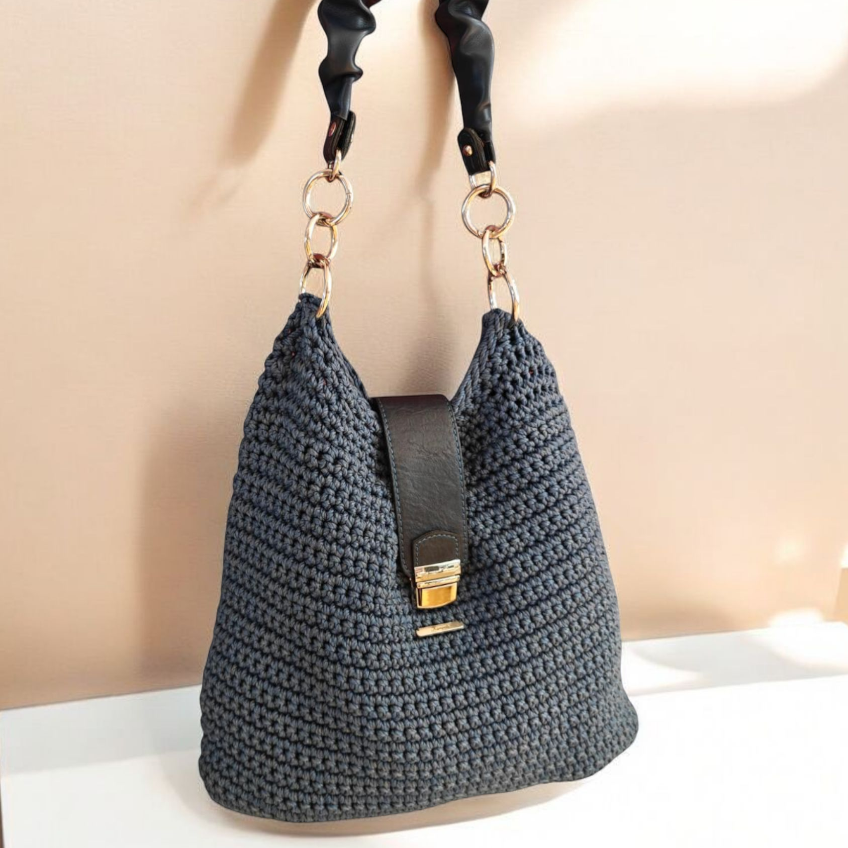 Ελαφριά τσάντα ώμου μπλε με γλωσσάκι